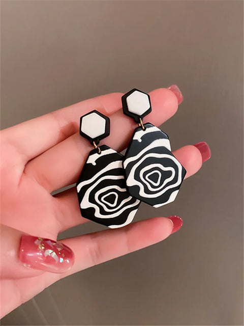 Pendientes acrílicos en contraste en blanco y negro para mujer Tendencia inusual