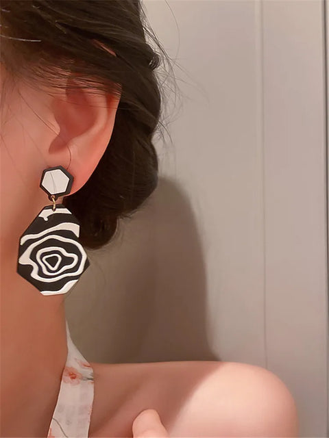 Pendientes acrílicos en contraste en blanco y negro para mujer Tendencia inusual