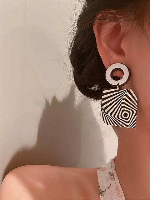 Pendientes acrílicos en contraste en blanco y negro para mujer Tendencia inusual