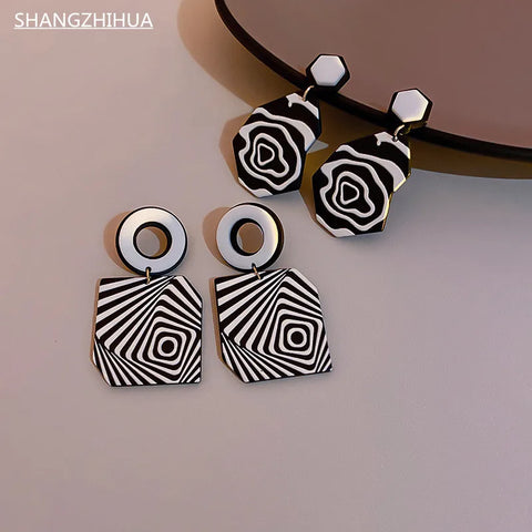 Pendientes acrílicos en contraste en blanco y negro para mujer Tendencia inusual