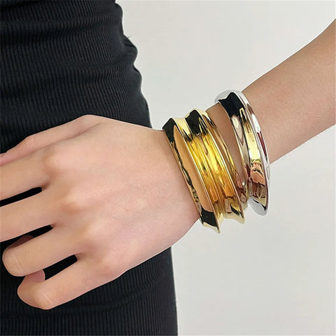 Pulseiras geométricas com metal aberto em formato irregular