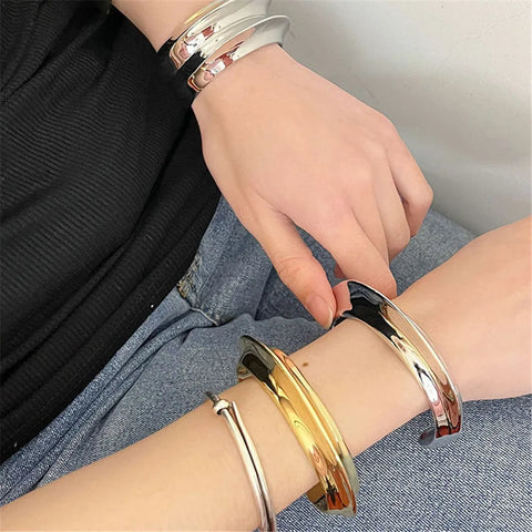 Pulseiras geométricas com metal aberto em formato irregular