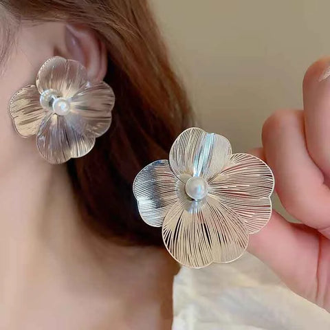 Pendientes de diseño en varios estilos con mucho glamour