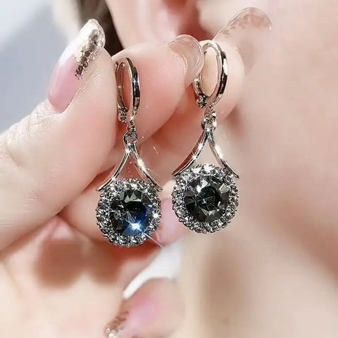 Pendientes largos de circonitas con piedra cristal.