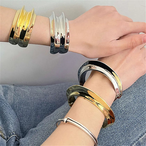 Pulseiras geométricas com metal aberto em formato irregular