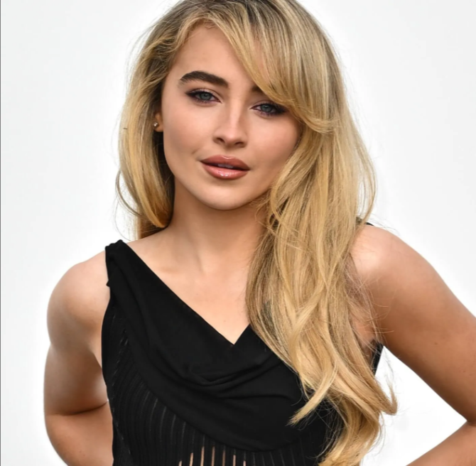 Sabrina Carpenter Outfits